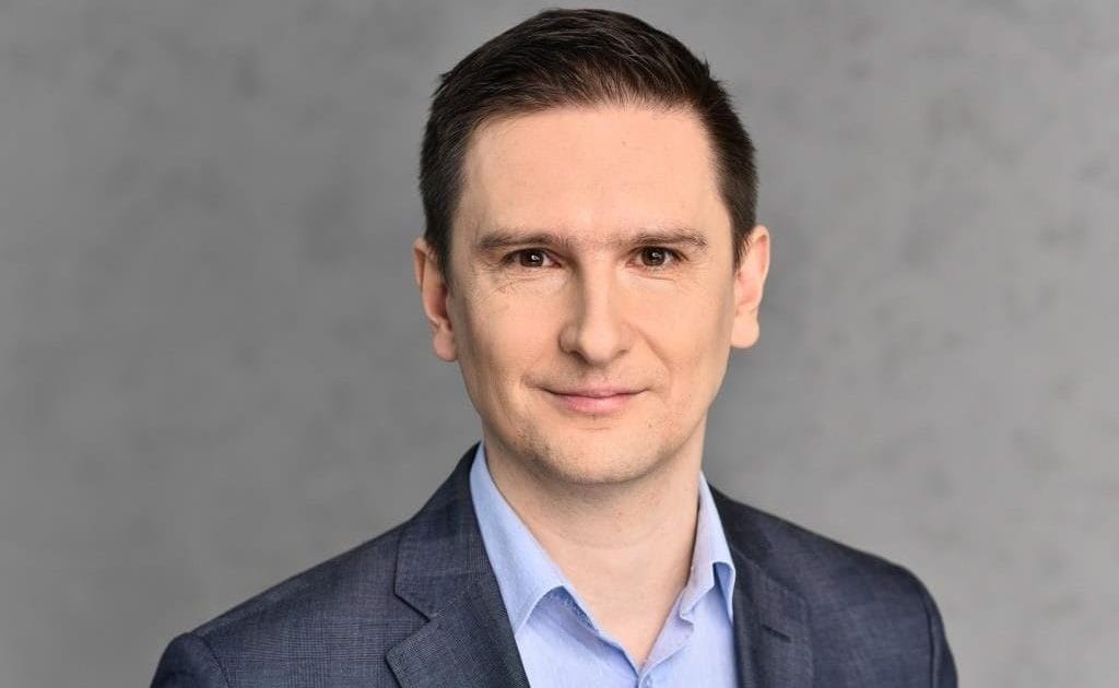 Krzysztof Mrówczyński, menedżer ds. Analiz Sektorowych w Banku Pekao SA, autor raportu „Branża drzewno-meblarska. Bieżące trendy rozwojowe i perspektywy na 2025 rok”.