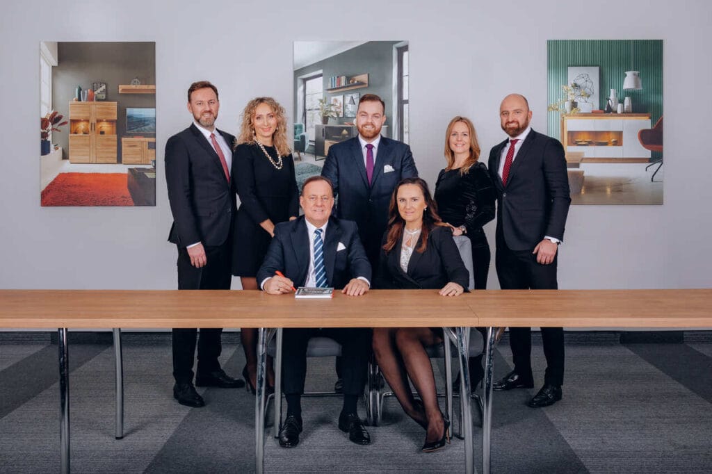 Przykładem udanej sukcesji jest firma Meble Wójcik. Na zdjęciu (siedzą): Leszek Wójcik i Aleksandra Wójcik, (stoją od lewej): Piotr Wójcik i Ewelina Wójcik, Marcin Wójcik, Katarzyna Wójcik-Borsukowicz i Maciej Borsukowicz. Źródło: Meble Wójcik.
