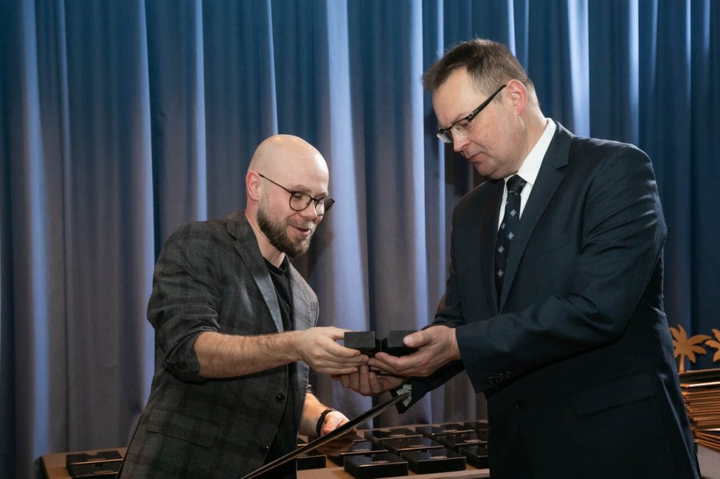 Ariel Śliwiński odbiera nagrodę za stół Arto, który zaprojektował dla marki Miloni. Fot. Tomasz Markowski.