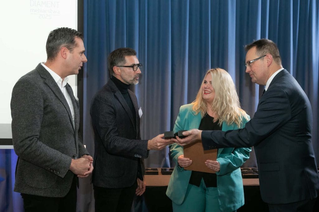 Od lewej: Jakub Jesiołowski, Jakub Knobloch i Izabela Brola-Cieśluk, czyli laureaci konkursu Diament Meblarstwa 2025 za kolekcję Organic marki Motiv Home. Fot. Tomasz Markowski.