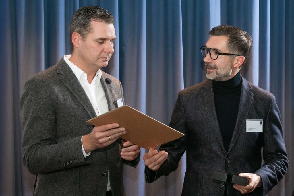 Od lewej: Jakub Jesiołowski i Jakub Knobloch z Diamentem Meblarstwa dla projektu m.o.d marki Motiv Home. Fot. Tomasz Markowski.