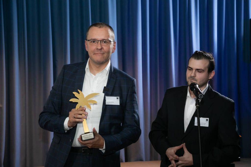 Materac AERO firmy FDM z wyróżnieniem specjalnym Positive Spaces Pro Award, które przyznał IPA International Institute. Dominikowi Dziedzicowi nagrodę wręczył Mikołaj Smoląg. Fot. Tomasz Markowski.