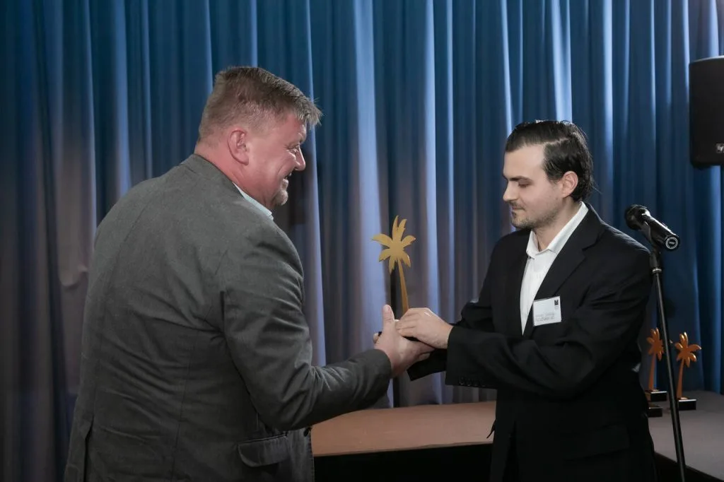 Wojciech Towścik odbiera Positive Spaces Pro Award przyznaną przez IPA International Institute, zaś nagrodę wręcza Mikołaj Smoląg. Fot. Tomasz Markowski.