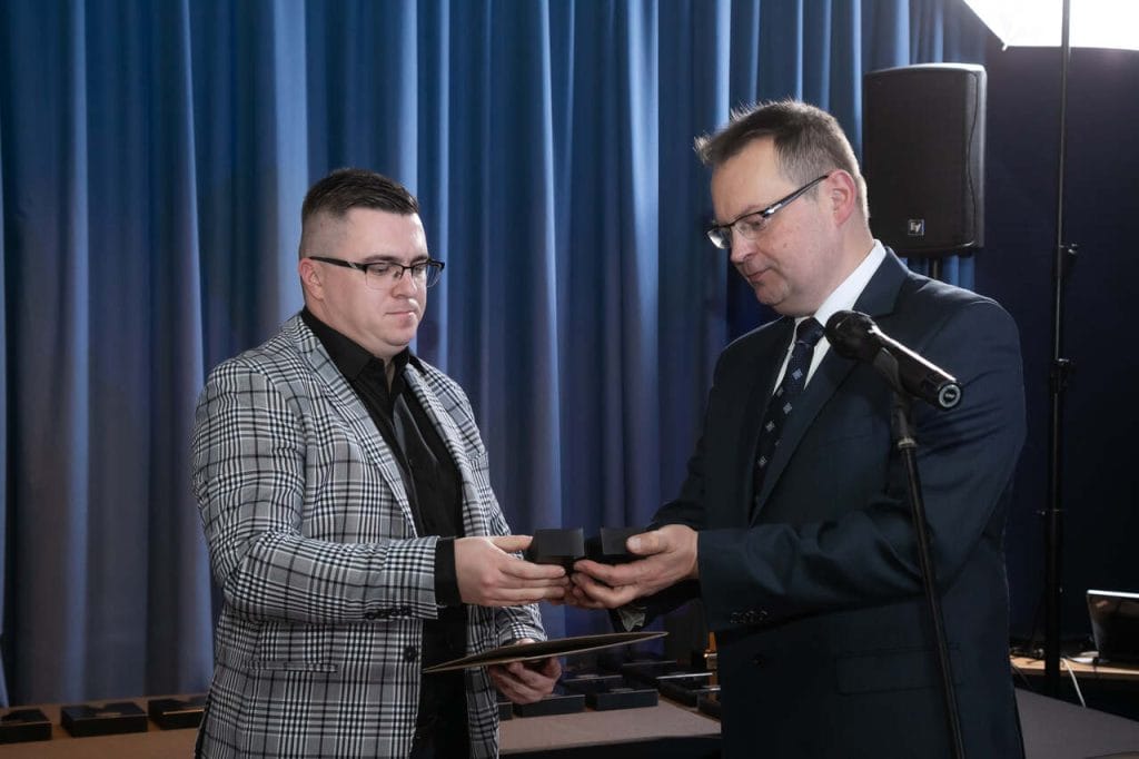 Na scenie Grzegorz Gregier, który odbiera Diament Meblarstwa za VISION TEXTURE - płyty meblowe ze strukturą powierzchni - NIEMANN POLSKA SP. Z O.O. Fot. Tomasz Markowski.