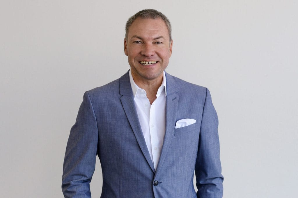 Po raz pierwszy Alcova Milano jest kuratorem Heimtextil Trends 25/26, a założyciele Valentina Ciuffi i Joseph Grima łączą współczesną sztukę, design i architekturę w inspirujących wystawach i wciągających instalacjach. (…) Dzięki temu kreatywnemu zespołowi i ich międzynarodowej, interdyscyplinarnej sieci ekspertów, kontynuujemy progresywny charakter Heimtextil Trends. Możesz oczekiwać nieoczekiwanych odkryć i nawiązywania kontaktów z wizjonerami z różnych sektorów tekstylnych pod hasłem Future Continuous. Spójrzmy razem w przyszłość na Heimtextil Trends 25/26!