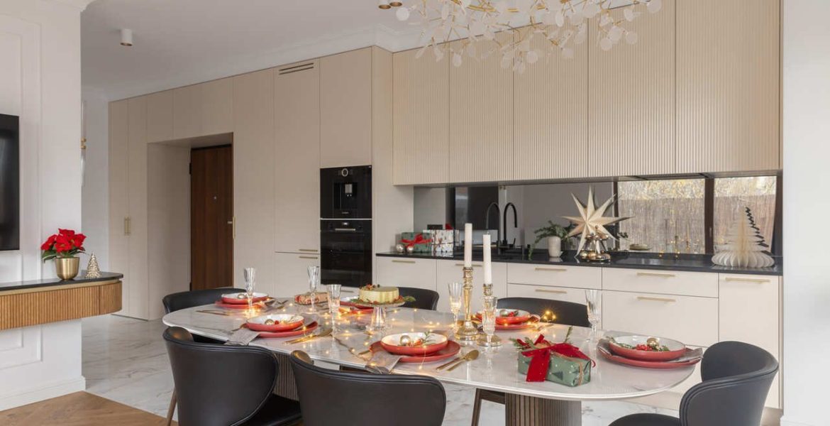 Świąteczny wystrój salonu. Projekt: pracownia Decoroom, zdjęcia i stylizacja: Marta Behling, Pion Poziom – fotografia zdjęć.