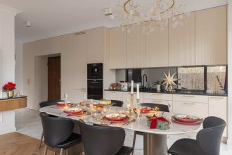 Świąteczny wystrój salonu. Projekt: pracownia Decoroom, zdjęcia i stylizacja: Marta Behling, Pion Poziom – fotografia zdjęć.