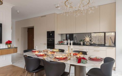 Świąteczny wystrój salonu. Projekt: pracownia Decoroom, zdjęcia i stylizacja: Marta Behling, Pion Poziom – fotografia zdjęć.