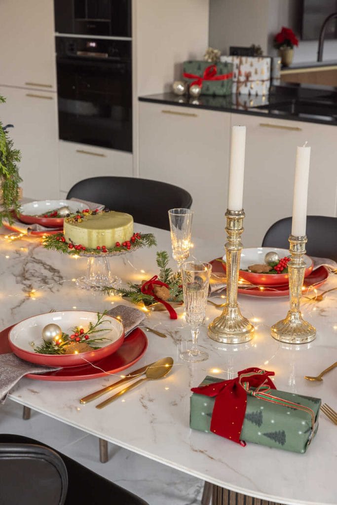 Świąteczny wystrój salonu - strefa jadalni. Projekt: pracownia Decoroom, zdjęcia i stylizacja: Marta Behling, Pion Poziom – fotografia zdjęć.