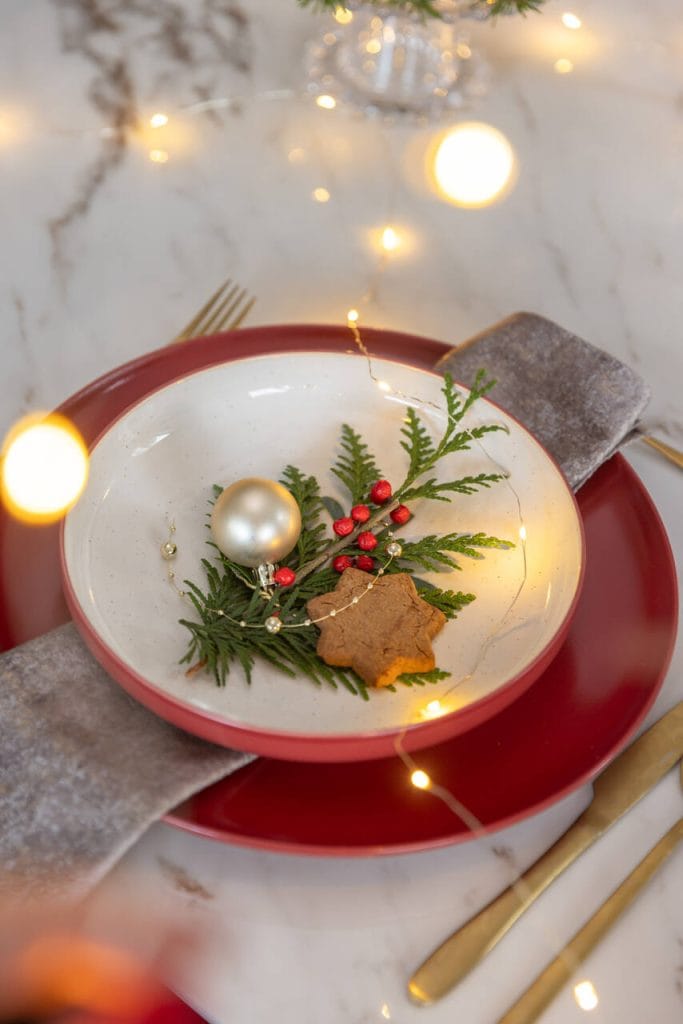 Świąteczny wystrój salonu - strefa jadalni. Projekt: pracownia Decoroom, zdjęcia i stylizacja: Marta Behling, Pion Poziom – fotografia zdjęć.