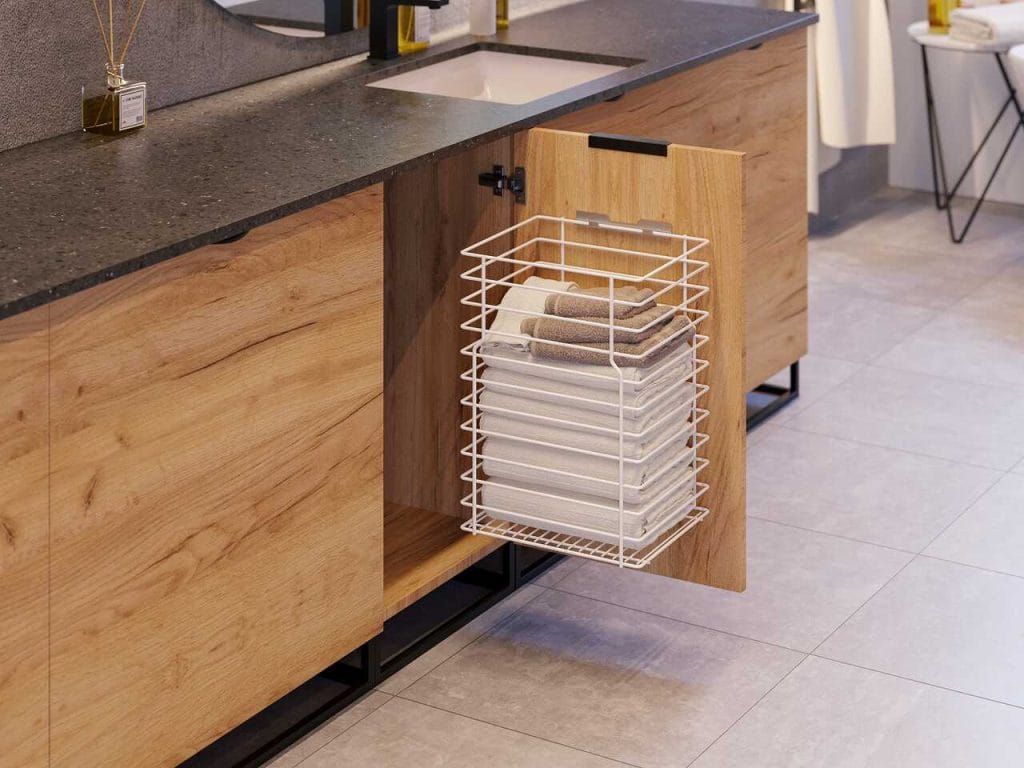 Jednopoziomowe Cargo Mini dolne REJS może służyć jako kosz na pranie albo jako miejsce do przechowywania ręczników. Ażurowa budowa umożliwia odpowiednią cyrkulację powietrza, dzięki czemu ręczniki dłużej będą świeże i pachnące. Cargo Mini do łazienki można zamocować na specjalnym uchwycie do frontu tradycyjnego i uchylnego albo na dolnym systemie jezdnym do frontu wysuwanego lub osadzonego na zawiasach. Przeznaczony jest do szafek o szer. od 30 do 60 cm i gł. 30 cm. 