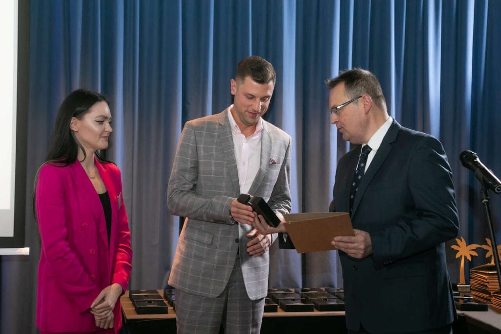 Justyna Jasek i Wojciech Więckiewicz odebrali diamentową statuetkę za laserowe skanowanie pomieszczenia w połączeniu z cyfrową produkcją mebli kuchennych na wymiar - Royal Kitchen. Fot. Tomasz Markowski.