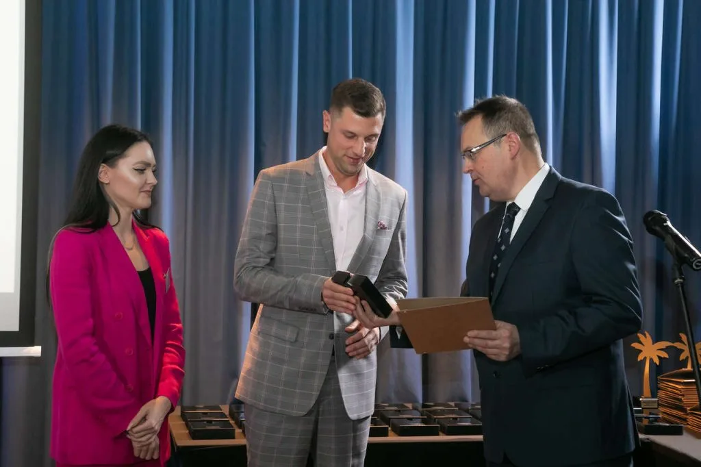 Justyna Jasek i Wojciech Więckiewicz odebrali diamentową statuetkę za laserowe skanowanie pomieszczenia w połączeniu z cyfrową produkcją mebli kuchennych na wymiar - Royal Kitchen. Fot. Tomasz Markowski.