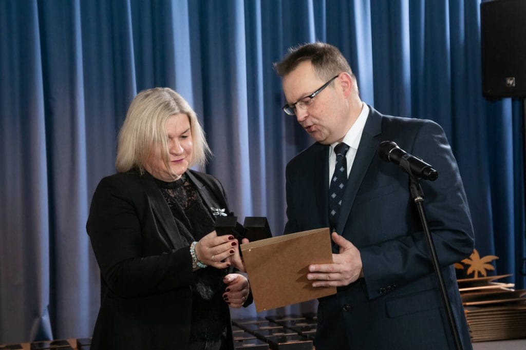 Marek Hryniewicki wręcza Diament Meblarstwa 2025 Magdalenie Lipińskiej za MIRALITE® EASYSAFE – Saint-Gobain Glass. Fot. Tomasz Markowski.