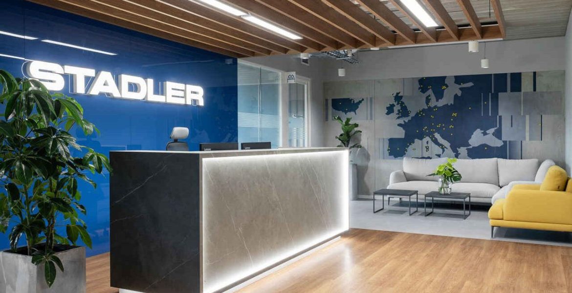 Wizytówką firmy jest recepcja. Doskonale widać tu space branding. Biuro firmy Stadler, proj. BIT CREATIVE w składzie: arch. Barnaba Grzelecki, arch. Jakub Bubel, arch. Joanna Zaorska. Fot. Fotomohito.
