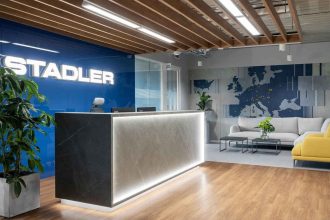 Wizytówką firmy jest recepcja. Doskonale widać tu space branding. Biuro firmy Stadler, proj. BIT CREATIVE w składzie: arch. Barnaba Grzelecki, arch. Jakub Bubel, arch. Joanna Zaorska. Fot. Fotomohito.