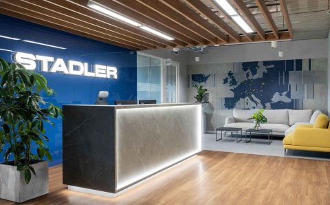 Wizytówką firmy jest recepcja. Doskonale widać tu space branding. Biuro firmy Stadler, proj. BIT CREATIVE w składzie: arch. Barnaba Grzelecki, arch. Jakub Bubel, arch. Joanna Zaorska. Fot. Fotomohito.