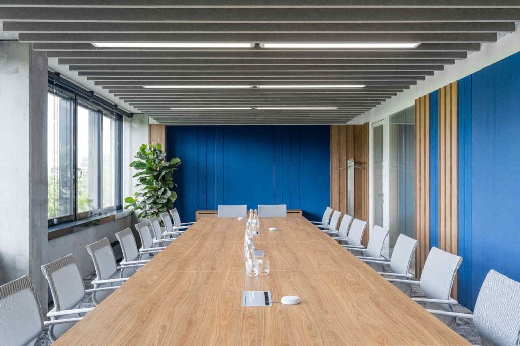 Sala konferencyjna, proj. BIT CREATIVE w składzie: arch. Barnaba Grzelecki, arch. Jakub Bubel, arch. Joanna Zaorska. Fot. Fotomohito.