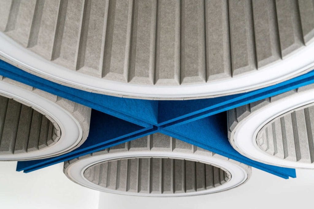 Specjalnie zaprojektowane lampy, łączące nowoczesne oświetlenie z materiałem akustycznym. Biuro firmy Stadler, proj. BIT CREATIVE w składzie: arch. Barnaba Grzelecki, arch. Jakub Bubel, arch. Joanna Zaorska. Fot. Fotomohito.