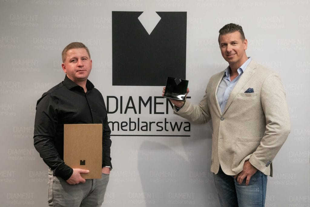 Od lewej: Artur Mieszała i Mariusz Mieszała, czyli nagrodzeni za kolekcję Bastia, prod. Stagra Meble. Fot. Tomasz Markowski.