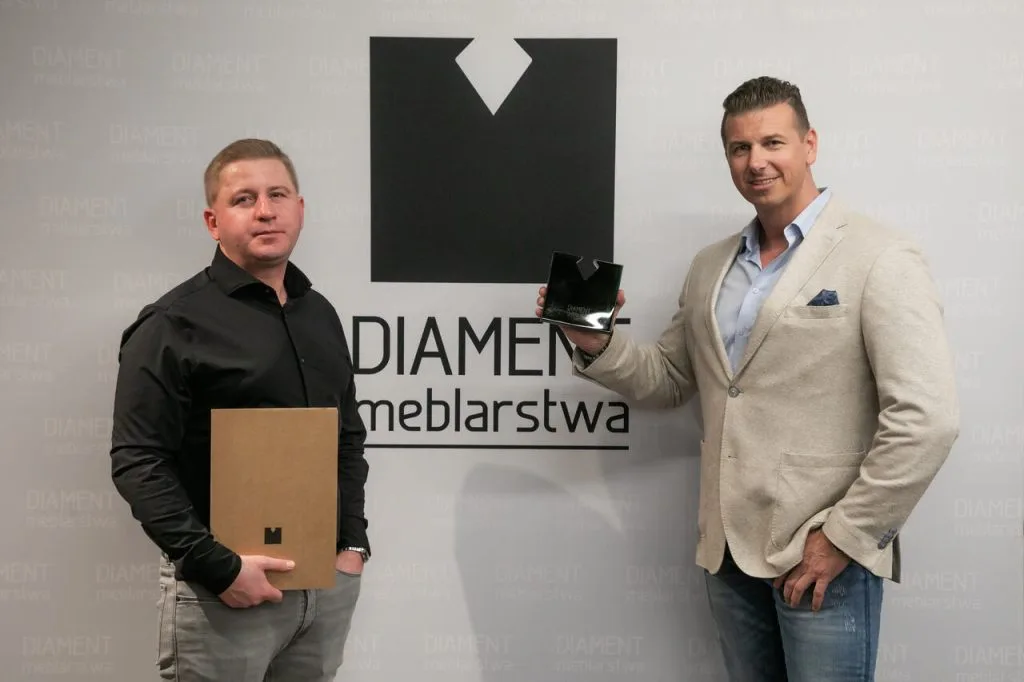 Od lewej: Artur Mieszała i Mariusz Mieszała, czyli nagrodzeni za kolekcję Bastia, prod. Stagra Meble. Fot. Tomasz Markowski.
