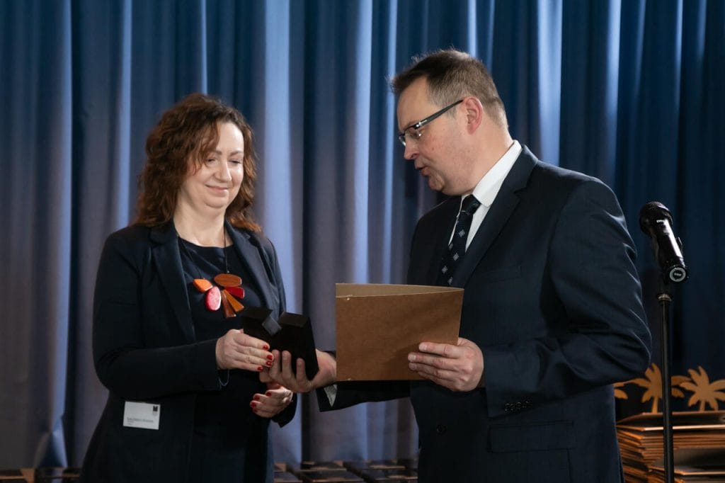 Beata Bednarz-Bochenek z Toptextil z Diamentem Meblarstwa 2025 za kolekcję tkanin obiciowych TRACY. Fot. Tomasz Markowski.