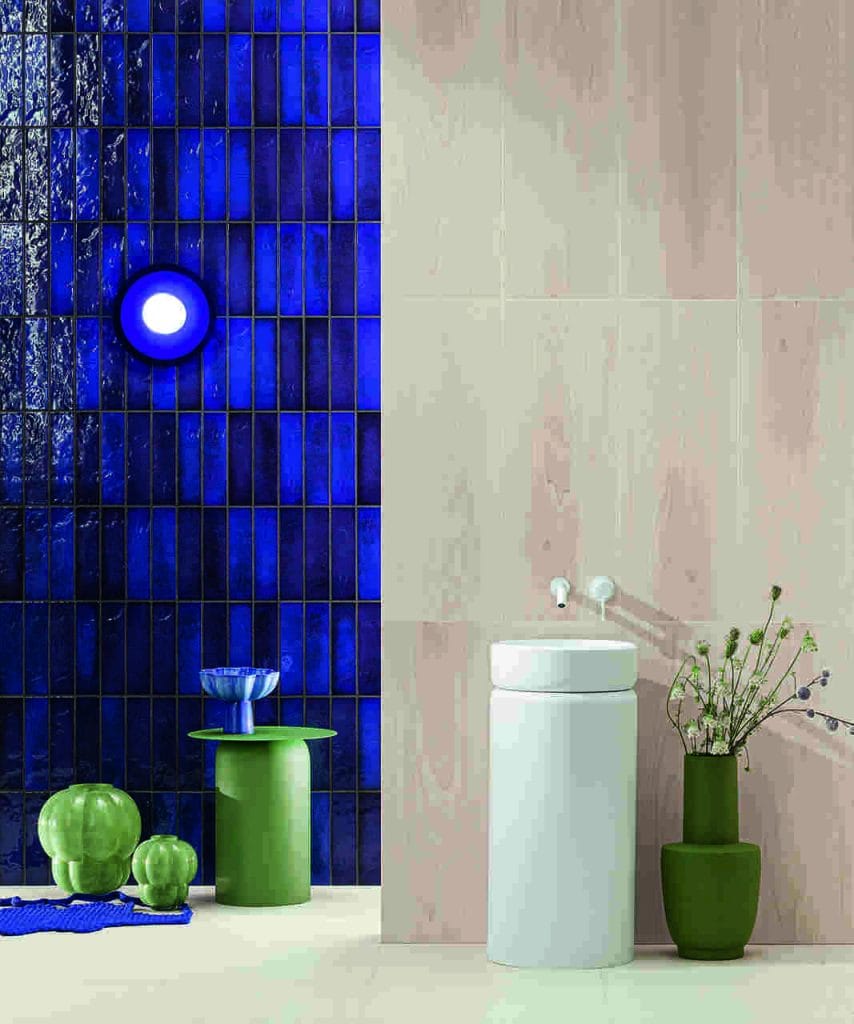 Kolekcja Pure Concept marki Tubądzin to kwintesencja subtelnego piękna natury. Jej łagodne kolory wprowadzają do wnętrza subtelne, ziemiste tony, które tworzą atmosferę spokoju. W połączeniu z inspiracjami naturalnymi fakturami, płytki Pure nie tylko zdobią, ale przede wszystkim tworzą przestrzeń sprzyjającą odpoczynkowi. Wzornictwo kolekcji opiera się na dominujących odcieniach beżu i szarości. Wzorowane na drewnie i kamieniu struktury dodają autentyczności, wprowadzając do pomieszczenia delikatność oraz ciepło. Format 90x33 cm pozwala na tworzenie jednolitych, harmonijnych przestrzeni. Płytki te stanowią idealne tło zarówno dla minimalistycznych aranżacji, jak i bardziej wyrazistych projektów.