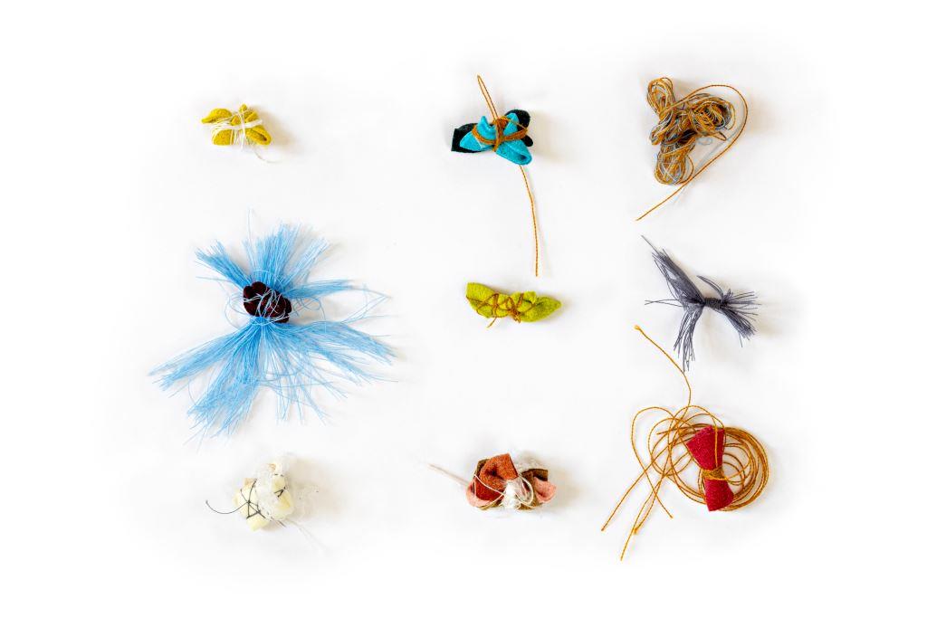 Ultrasuede to tkanina pochodząca z recyklingu. Do jej produkcji wykorzystuje się około 50% ultracienkich włókien pochodzących z poliestru z recyklingu, zebranego ze skrawków folii.