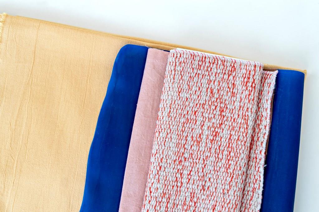 Inspirujące zestawienie kolorów: żółtej przędzy od Ecological Textiles i niebieskiego Wild Rubber by Amadeau Materials. Barwione roślinnie tekstylia od Sary Mey i ręcznie tkany materiał Idy Alding Jørgensen z VIA University College, VIA Design & Business.