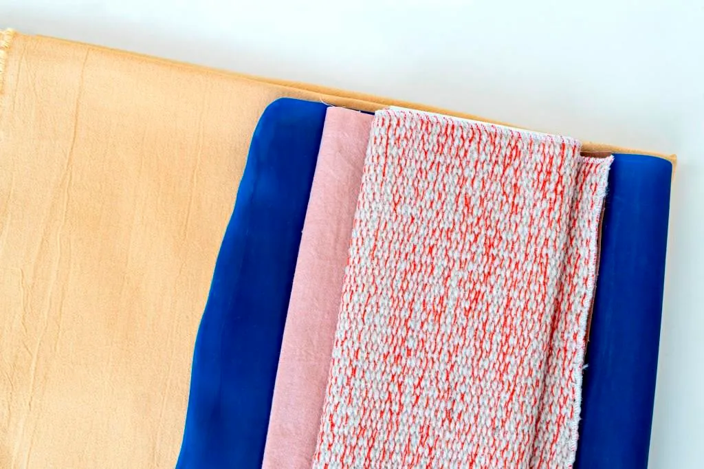 Inspirujące zestawienie kolorów: żółtej przędzy od Ecological Textiles i niebieskiego Wild Rubber by Amadeau Materials. Barwione roślinnie tekstylia od Sary Mey i ręcznie tkany materiał Idy Alding Jørgensen z VIA University College, VIA Design & Business.