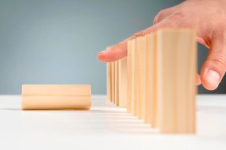 W zestawieniu największych producentów płyt w Polsce uwzględnione są tylko te firmy, których zadeklarowany w KRS przedmiot działalności obejmuje PKD 16.21Z Produkcja arkuszy fornirowych i płyt wykonanych na bazie drewna.