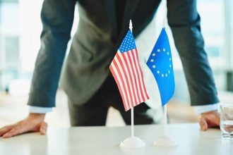 Donald Trump chce wyrównać bilans handlowy USA z UE, a drogą do tego ma być nakładanie ceł na europejskie towary.