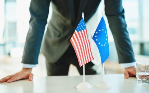 Donald Trump chce wyrównać bilans handlowy USA z UE, a drogą do tego ma być nakładanie ceł na europejskie towary.