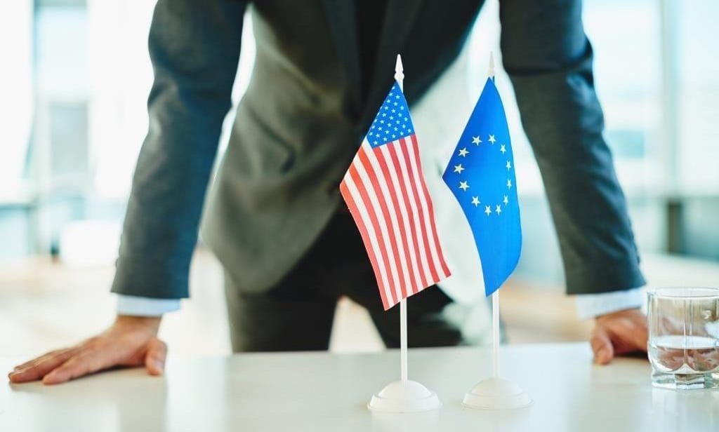 Donald Trump chce wyrównać bilans handlowy USA z UE, a drogą do tego ma być nakładanie ceł na europejskie towary.