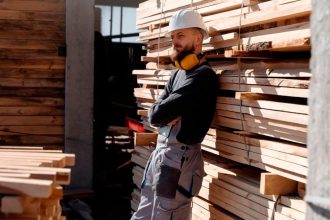 Decyzje Ministerstwa Klimatu i Środowiska mają szerokie konsekwencje społeczne, ekologiczne i gospodarcze. Dotykają nie tylko przedsiębiorców i pracowników branży drzewnej, ale także społeczności lokalnych, dla których leśnictwo stanowi istotne źródło dochodu.