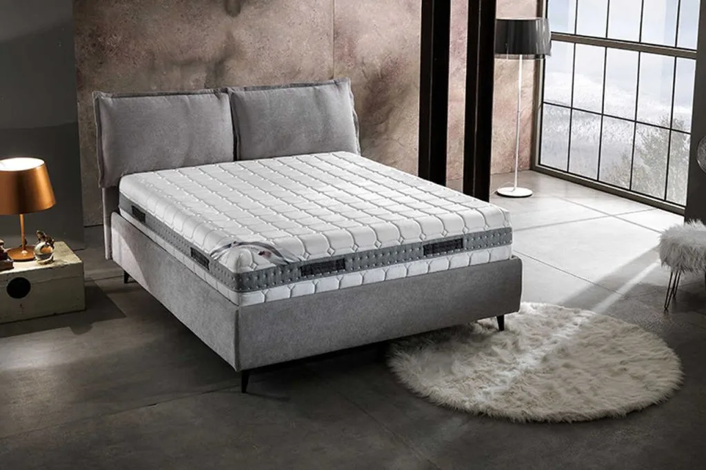 Materac z piany pamięciowej z jedwabistym kaszmirem Cashmere Plus 3.0, 80 x 200 cm można znaleźć w salonie DlaSpania. Dzięki komfortowej wysokości 28 centymetrów stanie się dominującym elementem łóżka, z którego będzie łatwiej wstawać rano i kłaść się wieczorem. Wysoka warstwa piany pamięciowej gwarantuje oparcie i pełne dopasowanie. Lepszy i spokojniejszy sen zapewnia piana pamięciowa ViscoMind®. Natomiast dzięki możliwości wyboru twardości jest idealnym wyborem dla par, a wysoka przewiewność pozwala na lepsze odprowadzenie wilgoci i ciepła.