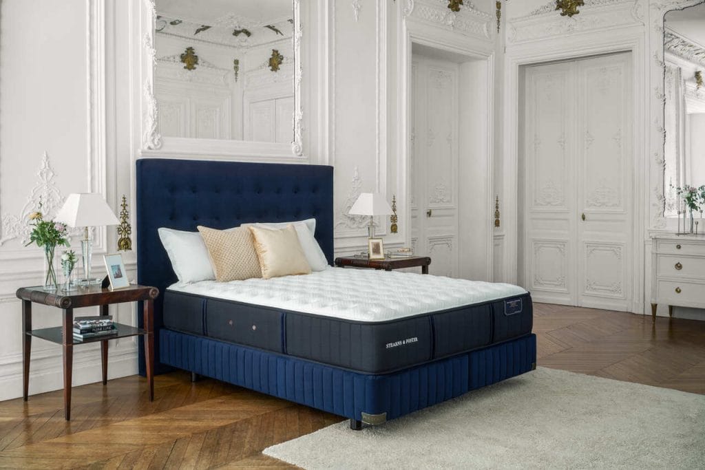 Materace Stearns and Foster Reserve Lux Estate z Hever Salony Snu we wrocławskiej Galerii Wnętrz DOMAR mają ekskluzywną powierzchnię spania PrimaCool. Jest ona wypełniona materiałem TENCEL Lyocell i wykorzystuje włókna jedwabiu i wełny, otoczone 5-centymetrową warstwą przewiewnej pianki redukującej nacisk, by otulać ciało podczas snu. System PrimaVent ma na celu odprowadzanie nadmiaru ciepła w ciągu nocy oraz zwiększenie cyrkulacji powietrza przez wnętrze materaca. W połączeniu z żelową pianką z pamięcią PrimaCool pozwala utrzymać przyjemne uczucie chłodu podczas snu. Poniżej luksusowych warstw piankowych znajdują się IntelliCoil, czyli sprężyny ze stopu tytanu. Ich unikatowa konstrukcja sprężyny w sprężynie zapewnia komfort snu. Zewnętrzna sprężyna dopasowuje się do kształtu ciała, a wewnętrzna zapewnia niezbędne podparcie. Każda sprężyna jest umieszczona w osobnej „kieszeni”, aby nie przenosić ruchu na drugą stronę łóżka.