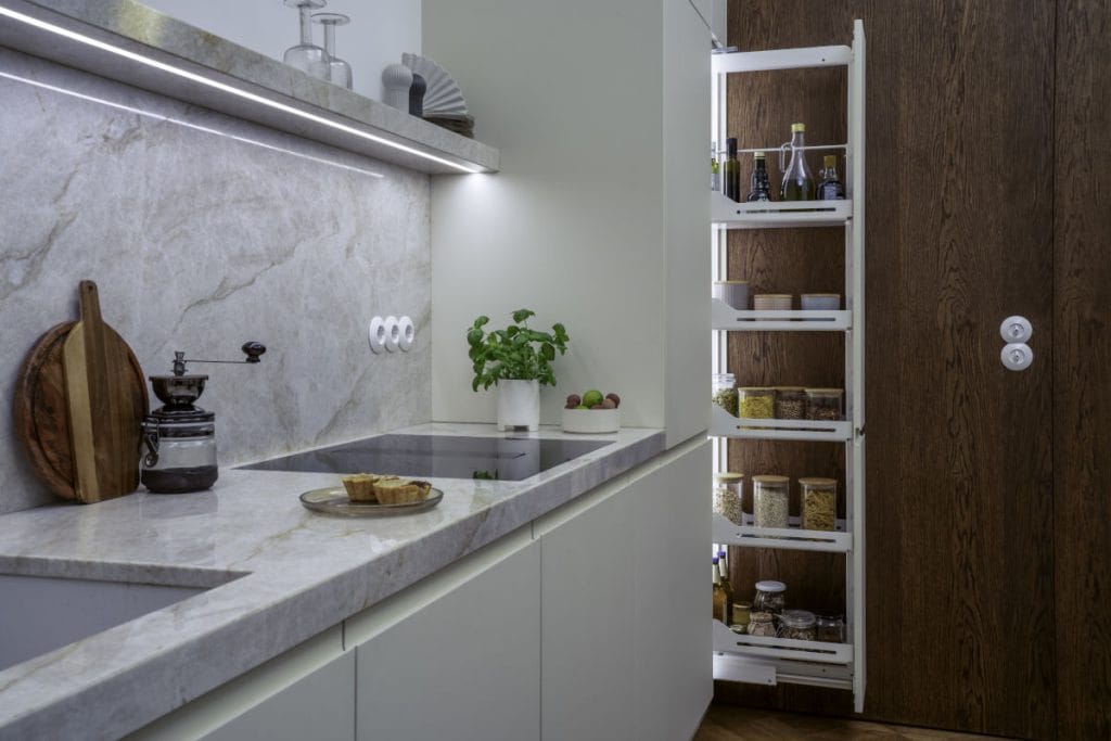 Hafele - system Loox 5 uzyty w cargo wysokim w kuchni w kolorze białym