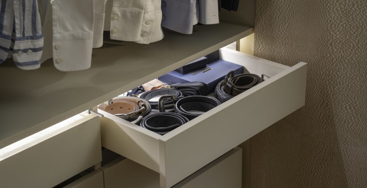 Hafele - system Loox 5 użyty do podświetlenia szuflady w garderobie