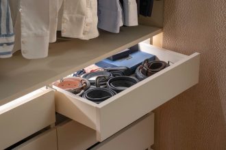 Hafele - system Loox 5 użyty do podświetlenia szuflady w garderobie