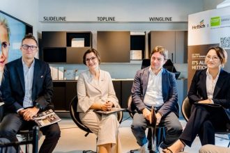 Uroczyste otwarcie Hettich Wietnam. Od lewej: Matthias Bertl - dyrektor zarządzający Hettich Southeast Asia i dyrektor generalny Hettich Vietnam, Jana Schönfeld - CEO Hettich Group, Andrea Casoni - kierownik sprzedaży FGV, Thanh Pham - dyrektor ds. komunikacji Hettich Southeast Asia i zastępca dyrektora generalnego Hettich Vietnam. Zdjęcie: Hettich.