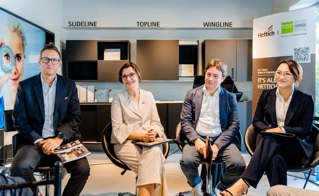 Uroczyste otwarcie Hettich Wietnam. Od lewej: Matthias Bertl - dyrektor zarządzający Hettich Southeast Asia i dyrektor generalny Hettich Vietnam, Jana Schönfeld - CEO Hettich Group, Andrea Casoni - kierownik sprzedaży FGV, Thanh Pham - dyrektor ds. komunikacji Hettich Southeast Asia i zastępca dyrektora generalnego Hettich Vietnam. Zdjęcie: Hettich.