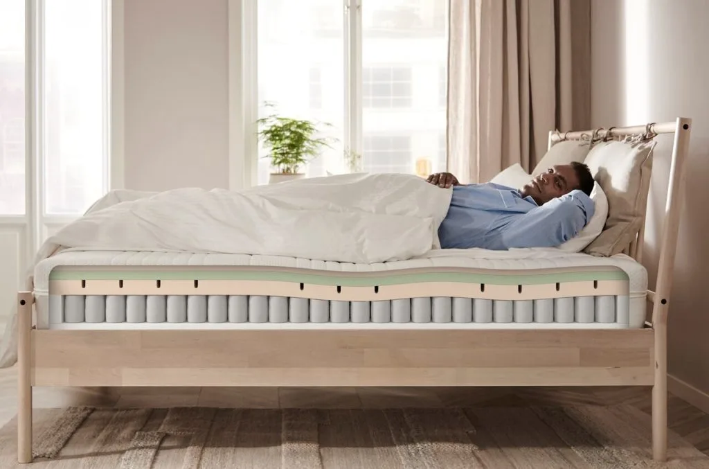 Zdrowy sen zaczyna się od odpowiedniego materaca. ANNELAND IKEA to hybrydowe rozwiązanie, które łączy oczekiwaną twardość z wygodą, zapewniając zdrowy i regenerujący sen. Konstrukcja o wysokości 24 cm zawiera warstwy pianki memory, wysokoelastycznej pianki oraz sprężyn kieszeniowych, pracujących niezależnie od siebie, idealnie dopasowując się do ciała. Z kolei pięć stref komfortu zapewnia podparcie bioder i ramion i dba o naturalną pozycję kręgosłupa. Materac objęty jest 10-letnią gwarancją. Dodatkowo jest pakowany w rulon, co ułatwia przetransportowanie go do domu Zdejmowane pokrycie można z łatwością wyprać, co pozwala zachować materac w czystości. ANNELAND łączy praktyczne rozwiązania z komfortem, czyniąc każdą noc wyjątkowo regenerującą.