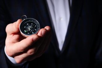 W opinii Romana Dariusza Kołakowskiego, każdy z siedmiu scenariuszy może wzajemnie na siebie wpływać, tworząc dynamiczny obraz rozwoju branży meblarskiej w 2025 roku. Fot. atlascompany / Freepik.