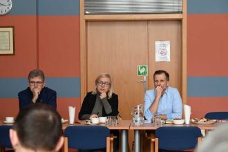 Od lewej: Maciej Żywno, wicemarszałek Senatu RP, Paulina Hennig-Kloska, minister klimatu i środowiska oraz Mikołaj Dorożała, wiceminister klimatu i środowiska.