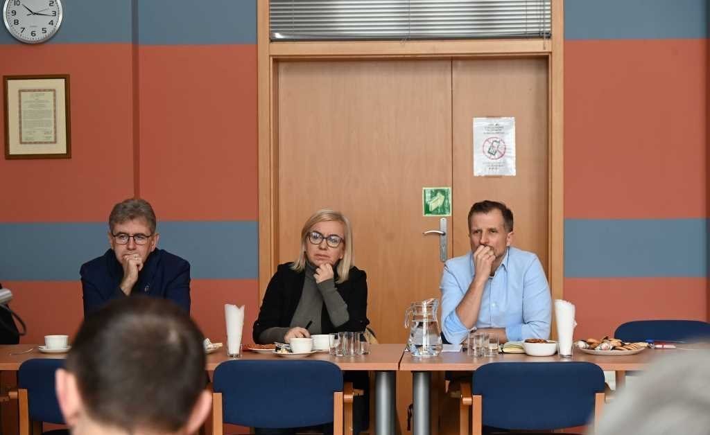 Od lewej: Maciej Żywno, wicemarszałek Senatu RP, Paulina Hennig-Kloska, minister klimatu i środowiska oraz Mikołaj Dorożała, wiceminister klimatu i środowiska.