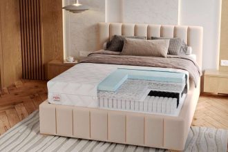 Diament Meblarstwa 2025 dla materaca Aero firmy FDM. Dzięki nowoczesnej piance Airnet, materac Aero oferuje nowatorskie podejście do komfortu i higieny snu. Pianka Airnet bazuje na w pełni przetwarzalnych włóknach syntetycznych oraz strukturach inspirowanych naturą. Wykonana z elastycznego polimeru termoplastycznego, została opracowana z myślą o zapewnieniu optymalnego wsparcia i wentylacji. Konstrukcja pianki, oparta na tysiącach metrów hipoalergicznych włókien o wysokiej sprężystości, umożliwia swobodną cyrkulację powietrza, co przekłada się na wysoką higienę snu. Materac Aero dopasowuje się do kształtu ciała, oferując odpowiednie wsparcie ortopedyczne.