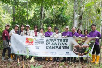 Zespół Międzynarodowych Targów Meblowych w Malezji (MIFF) i ich strategiczny partner, Muar Furniture Association (MFA),podczas misji sadzenia drzew w Sabah.