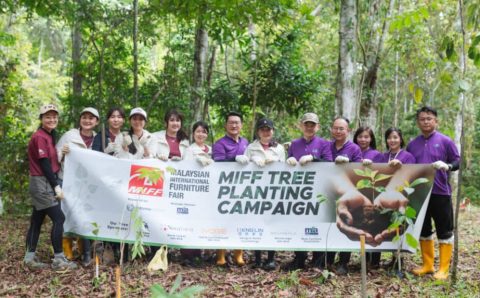 Zespół Międzynarodowych Targów Meblowych w Malezji (MIFF) i ich strategiczny partner, Muar Furniture Association (MFA),podczas misji sadzenia drzew w Sabah.