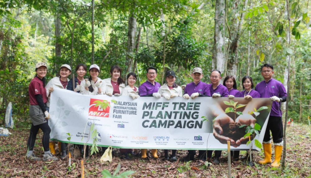 Zespół Międzynarodowych Targów Meblowych w Malezji (MIFF) i ich strategiczny partner, Muar Furniture Association (MFA),podczas misji sadzenia drzew w Sabah.